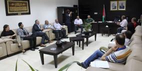 المؤسسة الفلسطينية للتمكين تناقش طرق تطوير شبكة الكهرباء في مخيم بلاطة