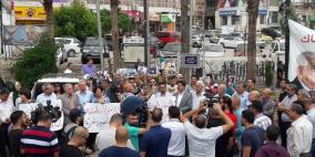 العشرات يتظاهرون للمطالبة بإلغاء الاجراءات المفروضة على القطاع