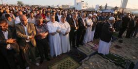 الآلاف يؤدون صلاة العيد في مخيمات العودة 
