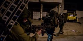 الاحتلال يعتقل 13 مواطنا ويزعم مصادرة اسلحة