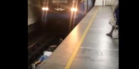 فيديو: مراهقان يستلقيان تحت قطار متحرك 