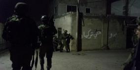 الاحتلال يداهم عدة مناطق في الخليل وينصب حواجز عسكرية 