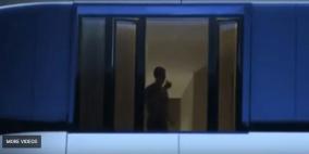 فيديو: رونالدو يخرج إلى النافذة مطالبا جماهير إيران بالهدوء لكي ينام 