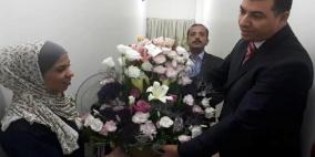 فيديو: وزير أردني يعتذر لعاملة نظافة ويقدم لها الورد