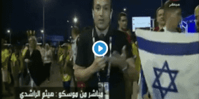 مراسل قناة تونسية يتصدى لمشجعين رفعوا العلم الاسرائيلي على الهواء!