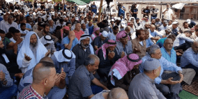مواطنون يؤدون صلاة الجمعة على أراضي  الخان الاحمر 