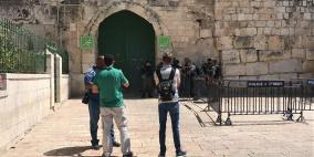 الاحتلال يحتجز أكثر من 50 شابا في المصلى القبلي