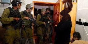 بينهم سيدتان.. مداهمات واعتقالات واسعة في الضفة