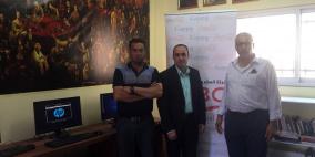 المشروبات الوطنية تقدم أجهزة حاسوب لجمعية (صادق) في مخيم الأمعري