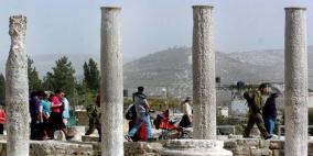 100 مستوطن يقتحمون المنطقة الأثرية في سبسطية