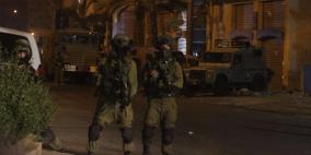 الاحتلال يشن حملة اعتقالات في الضفة ويزعم ضبط أسلحة