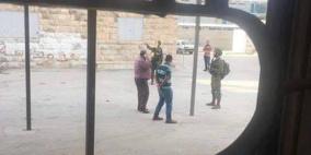 إصابة معلم بجروح وعشرات الطلبة بالاختناق جراء اقتحام الاحتلال مدرسة في الخليل