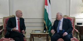الرئيس عباس يستقبل أولمرت وهذا ما دار بينهما