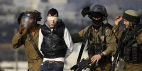 الاحتلال يعتقل شابين من القدس ويمدد اعتقال ثالث