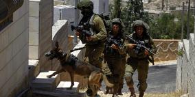 الاحتلال يفتش منازل ويداهم بلدات في الخليل