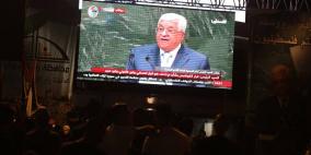 مواطنون يتابعون خطاب الرئيس محمود عباس في رام الله