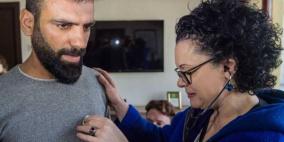 مشهد مؤثر.. أم تستمع إلى نبضات قلب ابنها الميت