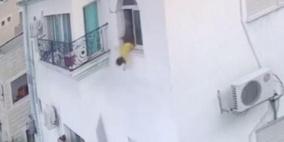 فيديو- نجاة طفلة سقطت من الطابق الثالث في بلدة العزيز