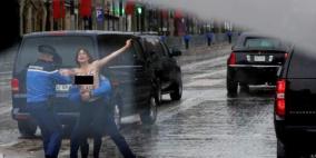 محتجة "عارية الصدر" تعترض موكب ترامب في باريس