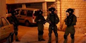 الاحتلال يقتحم منزل عائلة "منفذ عملية الطعن" بالقدس ويعتقل والدته