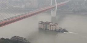 مبنى ضخم يعبر نهرا ويثير دهشة السكان