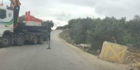 نصب بوابة حديدية على مدخل قرية دير أبو مشعل