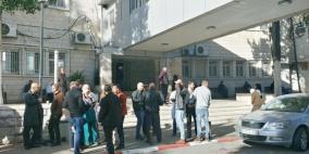 عشرات الأطباء يعلقون الدوام في مجمع فلسطين الطبي