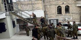 الاحتلال ينصب حواجز عسكرية حول الخليلو ويعتقل 4 فتية من مخيم العروب 