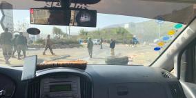 مستوطنون يغلقون طريق حوارة جنوب نابلس ويهاجمون مركبات المواطنين