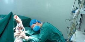 صورة مؤثرة.. طبيب ينام في غرفة العمليات