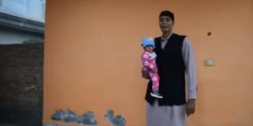 فيديو: أطول رجل في باكستان يبحث عن فتاة أحلامه بصعوبة