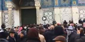 فيديو:  الاحتلال يواصل حصاره لمسجد قبة الصخرة وحالة توتر شديد تسود المكان 
