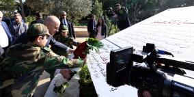 الحمد الله يضع اكليلا من الزهور على النصب التذكاري لشهداء الثورة الفلسطينية
