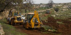 الاحتلال يجرف أراضي زراعية في قصرة جنوب نابلس
