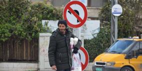 ماجد.. يحمل "دكانه" في يده واعاقته فوق جسده المريض