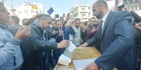 رام الله: مواطنون يحتفلون بقرار الرئيس وقف نفاذ قانون الضمان