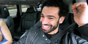 صور.. محمد صلاح يقع في غرام سيارات "بنتلي"