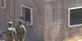 الخليل: الاحتلال يسلم إخطارات بالهدم ووقف البناء في منازل ببلدة الشيوخ
