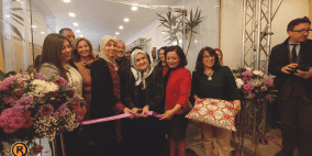 رام الله: عشرات النساء يشاركن في  معرض "هدايكم من عنا غير "