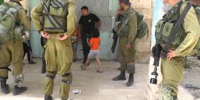الاحتلال يعتقل فتاة ويغلق طرقا بالبلدة القديمة بالخليل