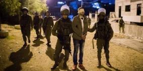 الاحتلال يعتقل 6 شبان ويدمر سوراً في الخليل