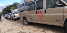 مستوطنون يخطون شعارات عنصرية ويعطبون إطارات 30 مركبة في القدس