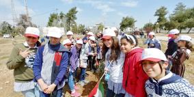 البيرة: 100 طالب وطالبة يزرعون الأشجار في ذكرى يوم الأرض