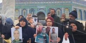 الاحتلال يعتقل أمهات أسرى بسبب وقفة في المسجد الأقصى