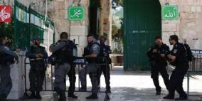 الاحتلال يبعد 3 مقدسيين عن المسجد الأقصى