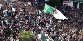 بعد تنحي بوتفليقة.. الجزائريون يتظاهرون ضد "الباءات الثلاث"