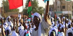 تزايد أعداد المحتجين أمام قيادة الجيش في الخرطوم