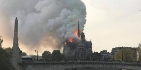  انهيار برج كاتدرائية نوتردام في باريس بعدما التهمته النيران