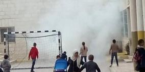 الخليل: إصابة العشرات بالاختناق جراء إطلاق الاحتلال قنابل الغاز صوب المدارس