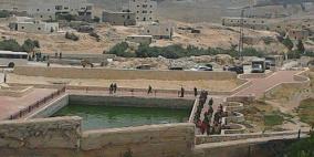 مستوطنون يلقون موادا سامة في بئر مياه شرق يطا